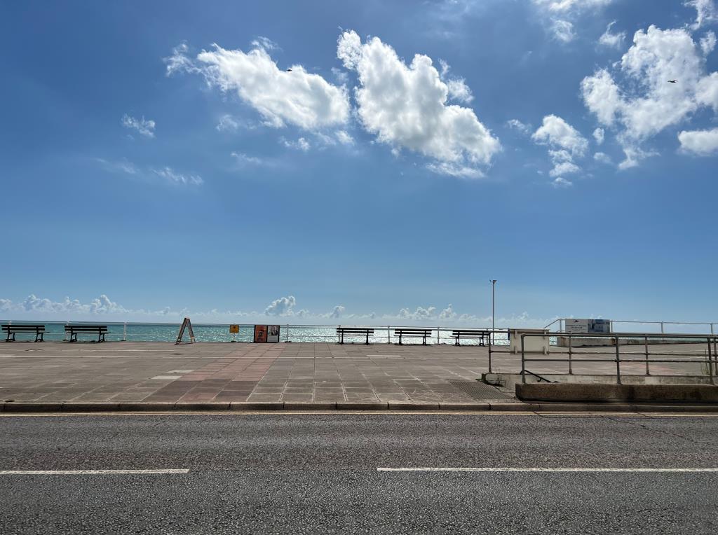 Lot: 55 - COMMERCIAL INVESTMENT - CURRENTLY OCCUPIED AS A PILATES STUDIO - Seafront view